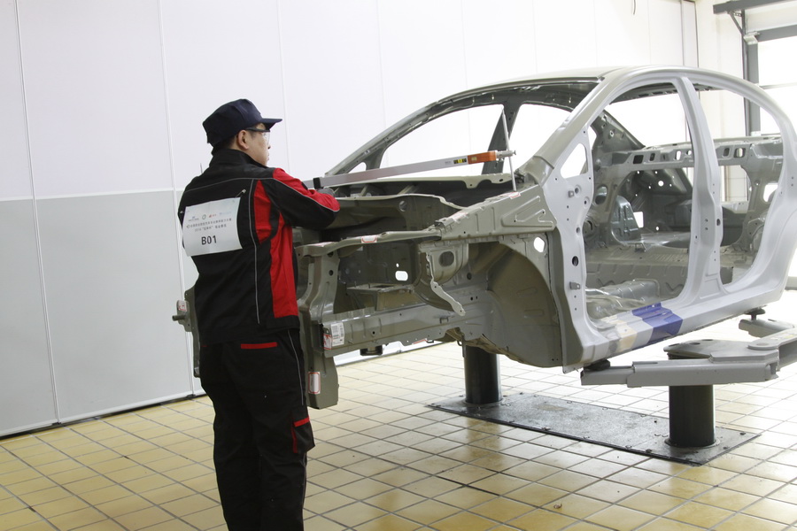 1482123952146824.jpg 參加決賽的選手在進(jìn)行發(fā)動機艙結(jié)構(gòu)測量.JPG